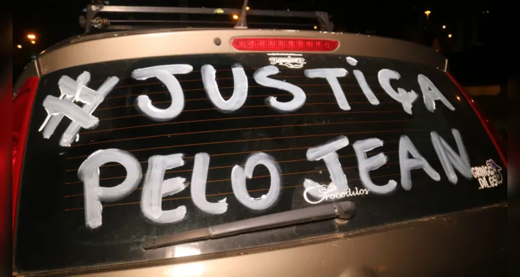 Vários veículos foram 'pintados' com "Justiça pelo Jean".
