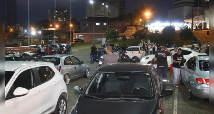 Manifestação iniciou na Biblioteca Municipal de Ponta Grossa.