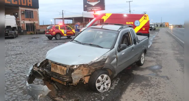 Parte da frente da Fiat Strada ficou danificada com o acidente.