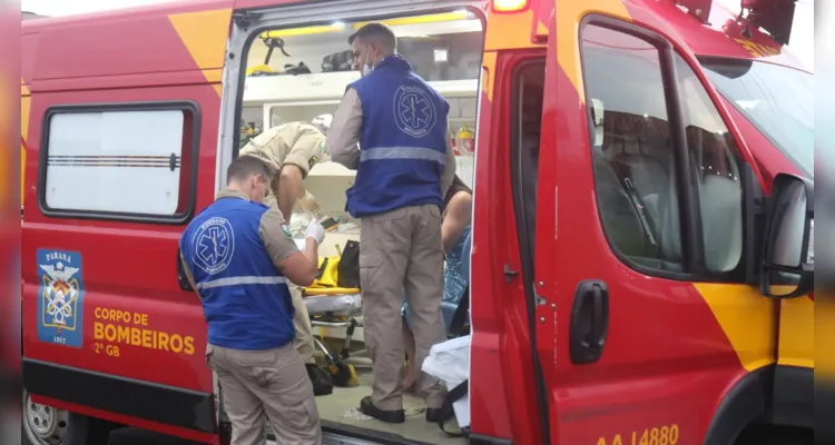 Equipes do Corpo de Bombeiros foram acionadas para a ocorrência.