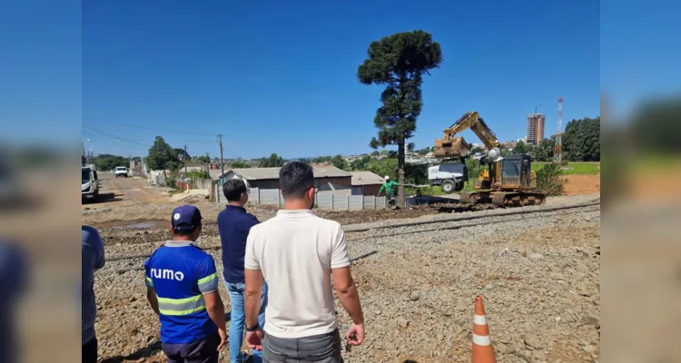 Superintendência de Habitação acompanha obras de restauro da linha férrea e atende moradores das proximidades
