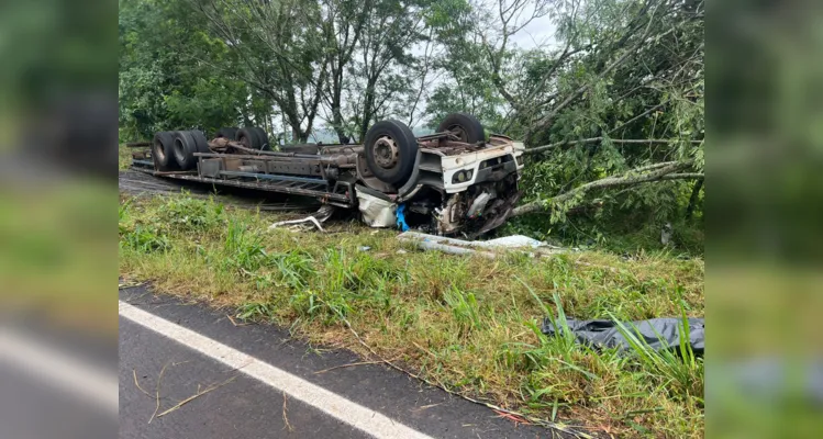 Um acidente na manhã desta sexta-feira (24) resultou na morte de um caminhoneiro, na PRC-487, no município de Manoel Ribas