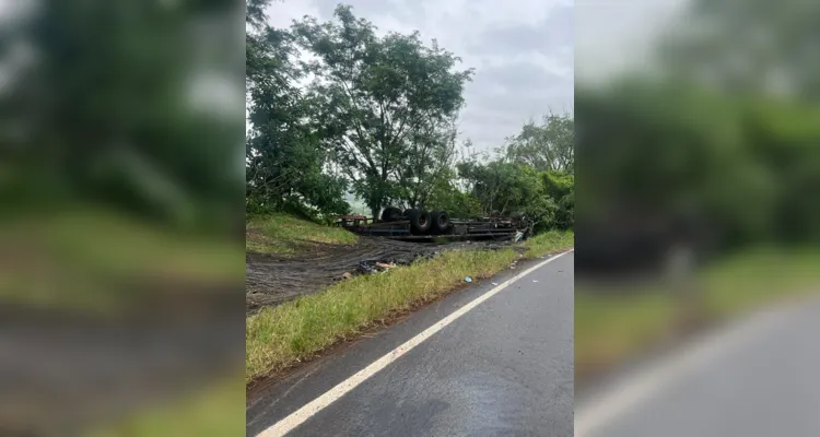 Um acidente na manhã desta sexta-feira (24) resultou na morte de um caminhoneiro, na PRC-487, no município de Manoel Ribas