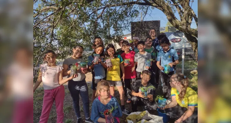 As atividades envolveram a construção de uma horta na escola e a confecção de maquetes conscientizadores 