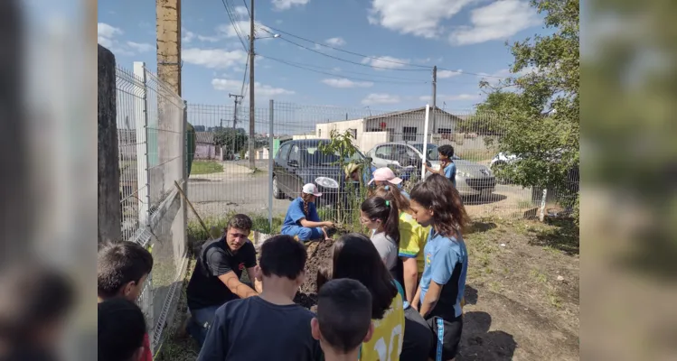 As atividades envolveram a construção de uma horta na escola e a confecção de maquetes conscientizadores 