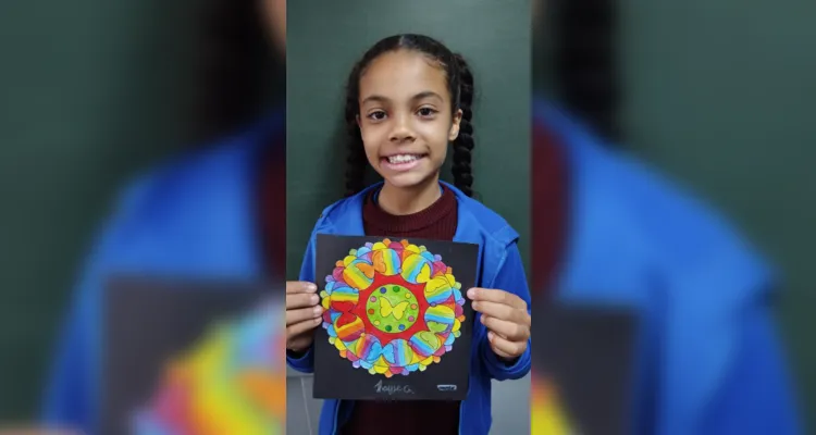 Entre as atividades, os alunos confeccionaram mandalas, uma representação de uma árvore e uma arte feita com papel simbolizando uma lagarta