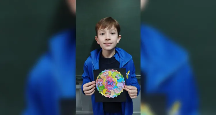 Entre as atividades, os alunos confeccionaram mandalas, uma representação de uma árvore e uma arte feita com papel simbolizando uma lagarta