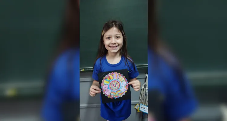 Entre as atividades, os alunos confeccionaram mandalas, uma representação de uma árvore e uma arte feita com papel simbolizando uma lagarta