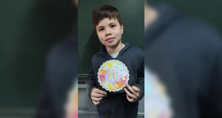 Entre as atividades, os alunos confeccionaram mandalas, uma representação de uma árvore e uma arte feita com papel simbolizando uma lagarta