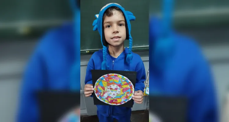 Entre as atividades, os alunos confeccionaram mandalas, uma representação de uma árvore e uma arte feita com papel simbolizando uma lagarta