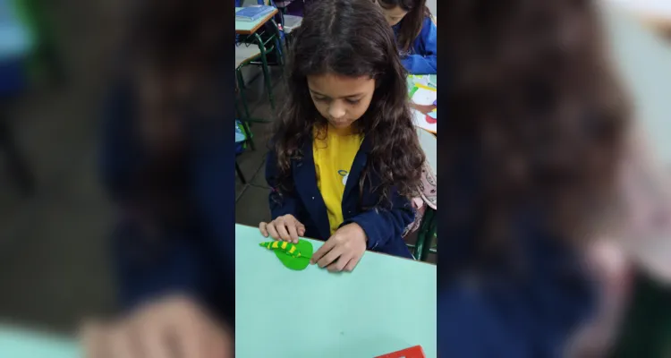 Entre as atividades, os alunos confeccionaram mandalas, uma representação de uma árvore e uma arte feita com papel simbolizando uma lagarta