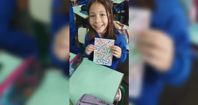 Entre as atividades, os alunos confeccionaram mandalas, uma representação de uma árvore e uma arte feita com papel simbolizando uma lagarta