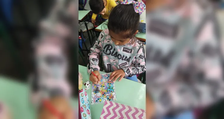 Entre as atividades, os alunos confeccionaram mandalas, uma representação de uma árvore e uma arte feita com papel simbolizando uma lagarta