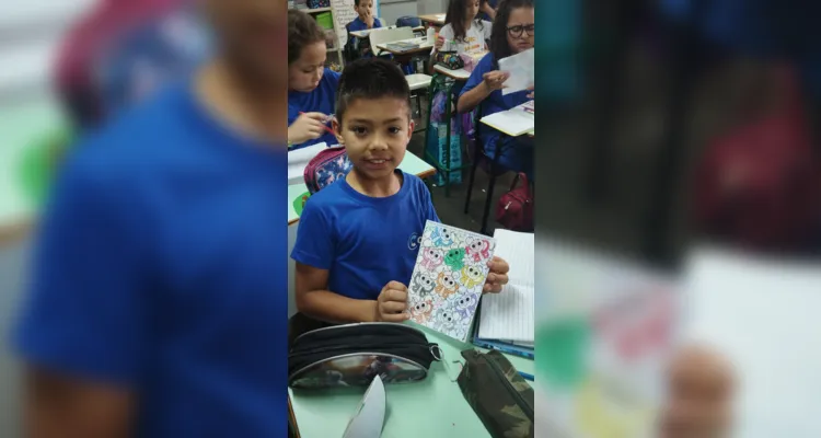 Entre as atividades, os alunos confeccionaram mandalas, uma representação de uma árvore e uma arte feita com papel simbolizando uma lagarta