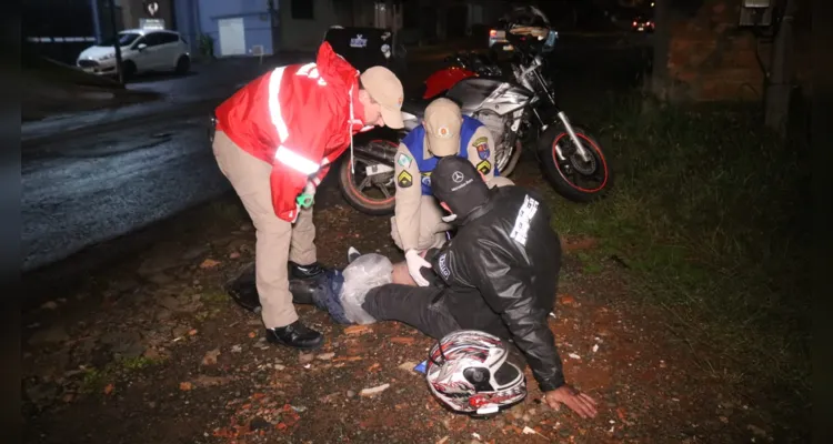 Homem teve ferimentos em uma das pernas após a queda