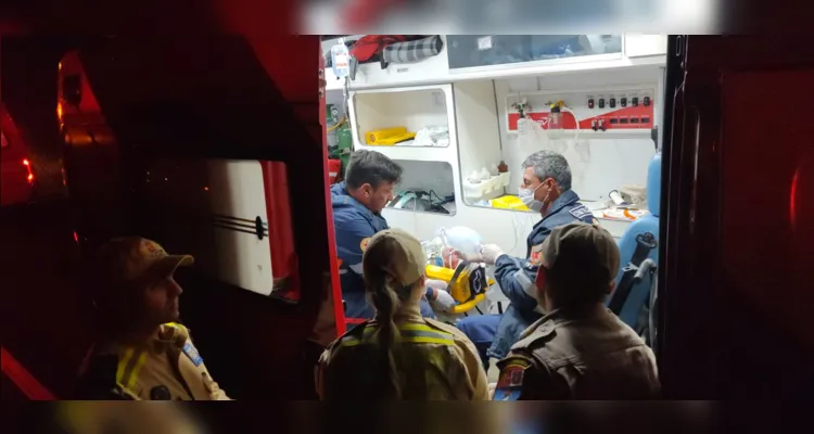 Homem foi atendido por equipes do Samu e Corpo de Bombeiros