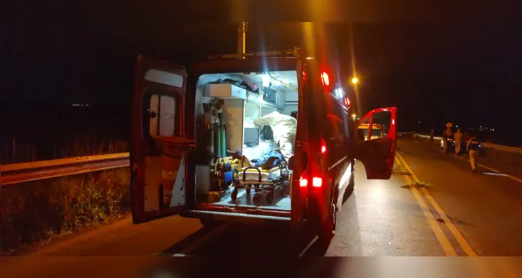 Homem foi atendido por equipes do Samu e Corpo de Bombeiros