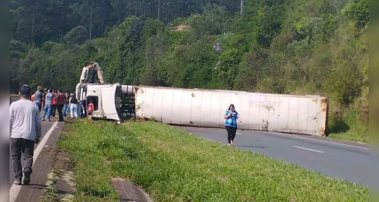 Carreta parou atravessada sobre a pista