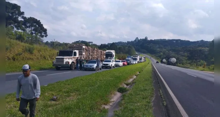 Carreta parou atravessada sobre a pista