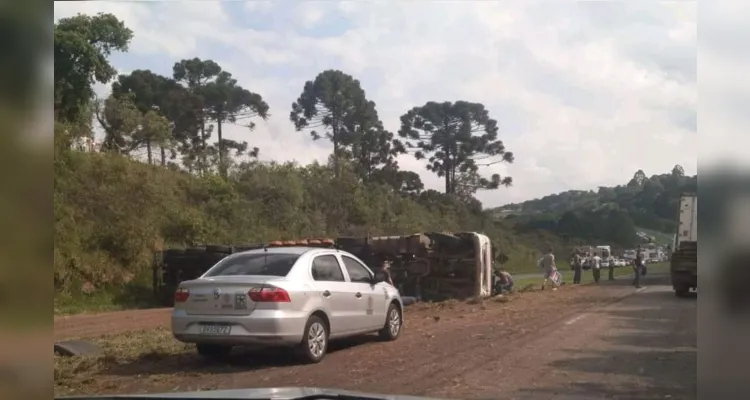 Carreta parou atravessada sobre a pista