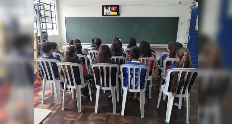 Trabalho foi dividido entre alunos assistindo à videoaula e, na sequência, produzindo acerca do assunto