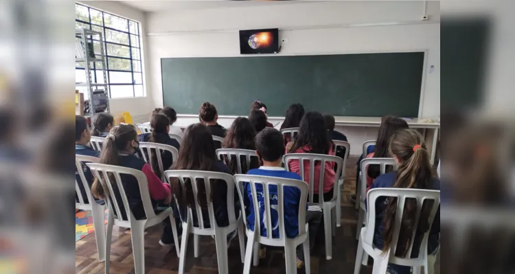 Trabalho foi dividido entre alunos assistindo à videoaula e, na sequência, produzindo acerca do assunto