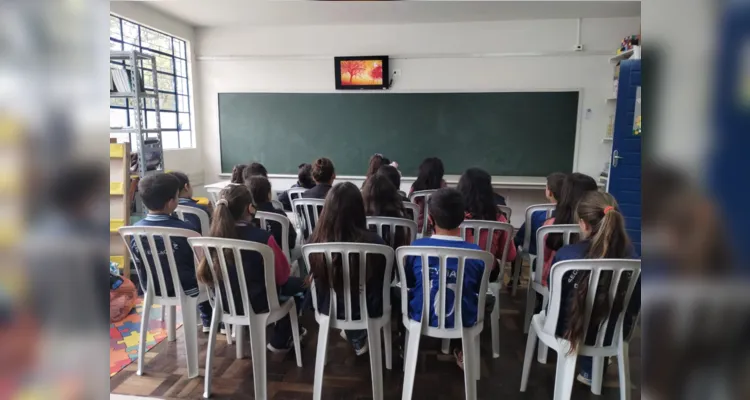 Trabalho foi dividido entre alunos assistindo à videoaula e, na sequência, produzindo acerca do assunto