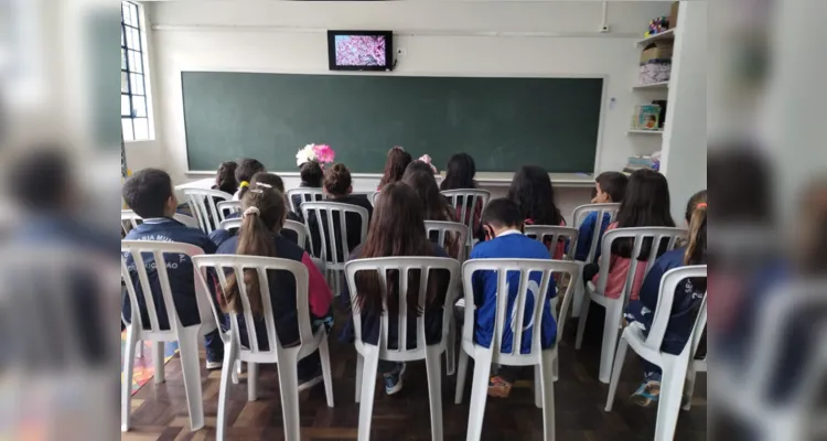 Trabalho foi dividido entre alunos assistindo à videoaula e, na sequência, produzindo acerca do assunto