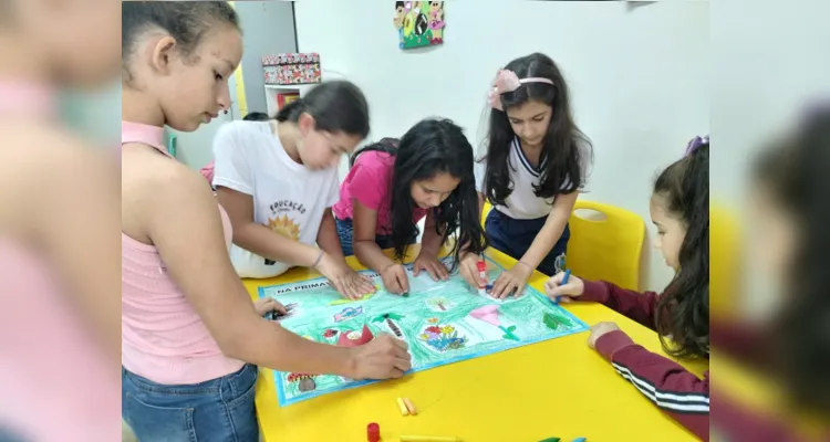 Trabalho foi dividido entre alunos assistindo à videoaula e, na sequência, produzindo acerca do assunto