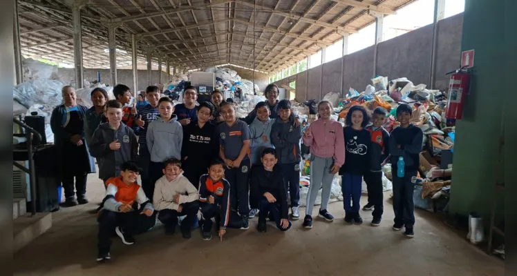 Visita a centro de reciclagem foi fundamental para conscientizar alunos sobre a temática e produzirem o material