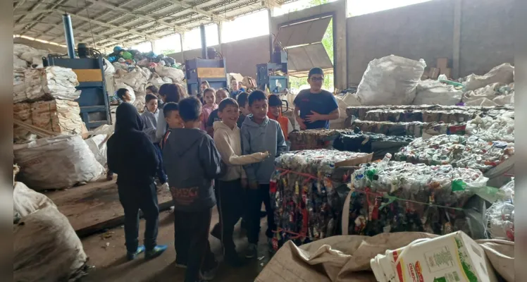 Visita a centro de reciclagem foi fundamental para conscientizar alunos sobre a temática e produzirem o material