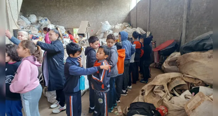 Visita a centro de reciclagem foi fundamental para conscientizar alunos sobre a temática e produzirem o material