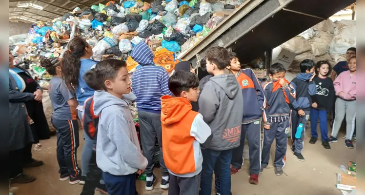 Visita a centro de reciclagem foi fundamental para conscientizar alunos sobre a temática e produzirem o material