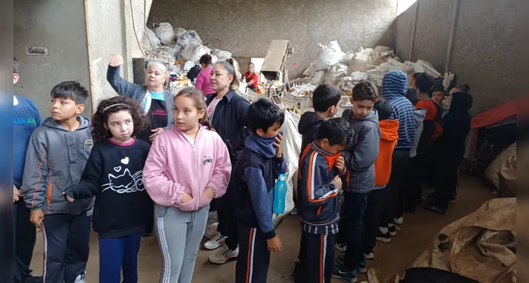 Visita a centro de reciclagem foi fundamental para conscientizar alunos sobre a temática e produzirem o material