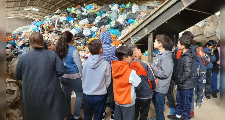 Visita a centro de reciclagem foi fundamental para conscientizar alunos sobre a temática e produzirem o material