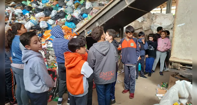 Visita a centro de reciclagem foi fundamental para conscientizar alunos sobre a temática e produzirem o material