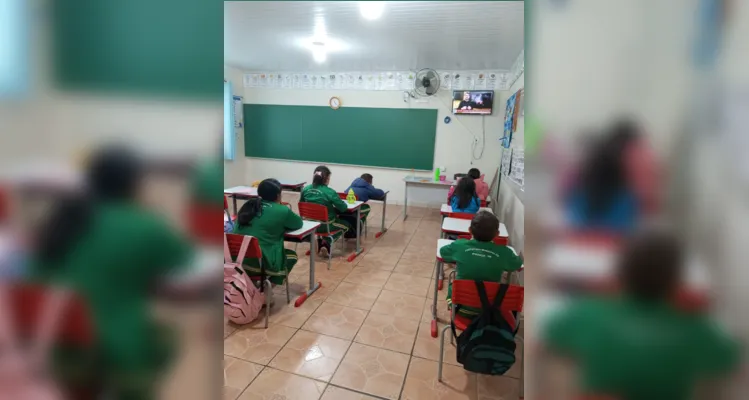 A turma utilizou a videoaula do projeto Vamos Ler para se aprofundar na parte teórica do tema 