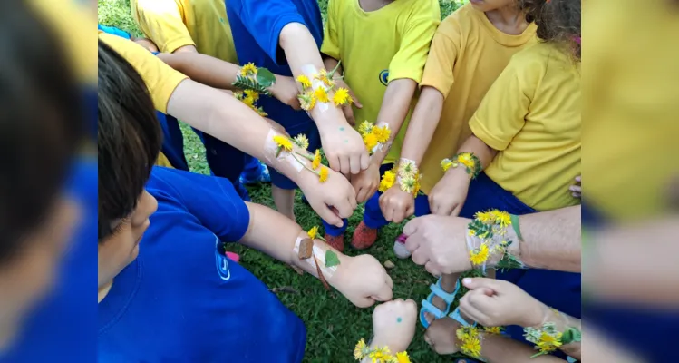 Com um passeio pela área da escola, as crianças realizaram a coleta de folhas e flores