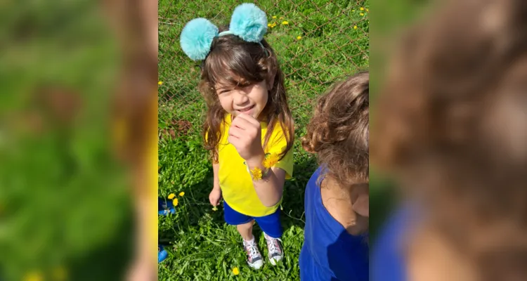 Com um passeio pela área da escola, as crianças realizaram a coleta de folhas e flores