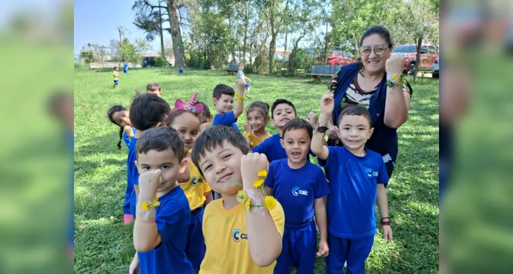 Com um passeio pela área da escola, as crianças realizaram a coleta de folhas e flores