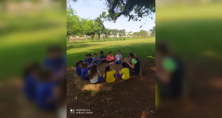 Com um passeio pela área da escola, as crianças realizaram a coleta de folhas e flores