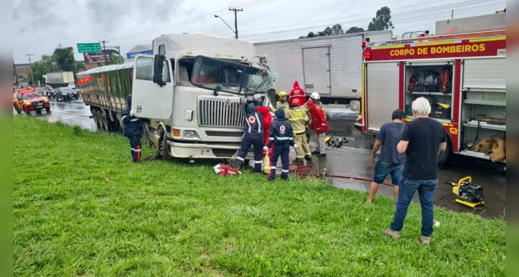 Acidente aconteceu por volta das 13h deste domingo 