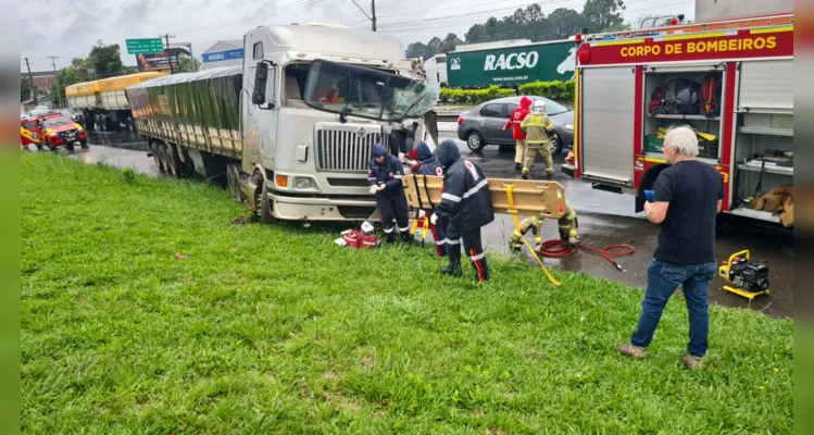 Acidente aconteceu por volta das 13h deste domingo 