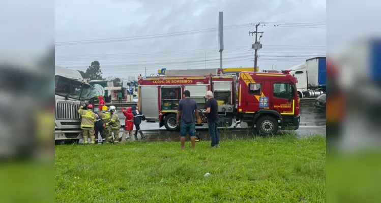 Acidente aconteceu por volta das 13h deste domingo 