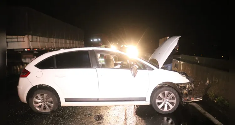 Após a colisão com a mureta, o veículo parou sobre uma das faixas da rodovia