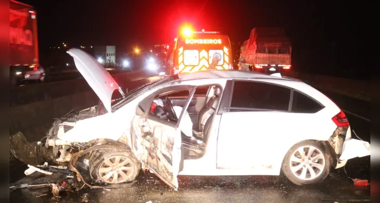 Após a colisão com a mureta, o veículo parou sobre uma das faixas da rodovia