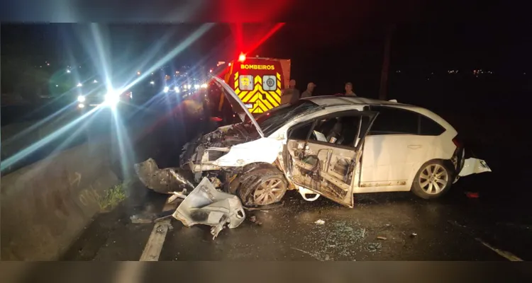 Após a colisão com a mureta, o veículo parou sobre uma das faixas da rodovia