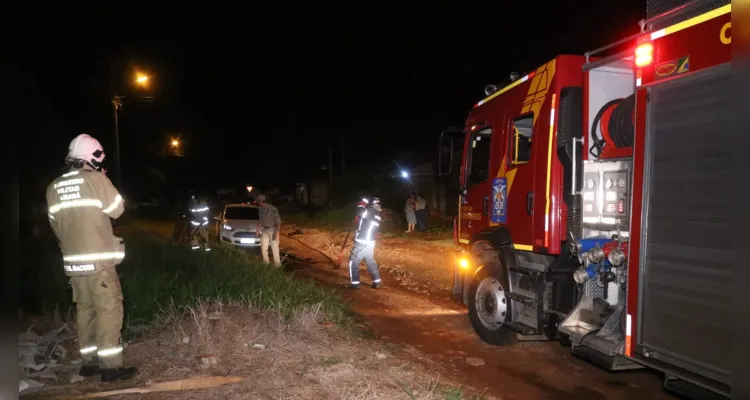 Equipes do Corpo de Bombeiros foram acionados até o local e interromperam o avanço do fogo