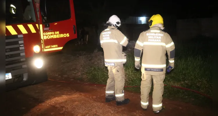 Equipes do Corpo de Bombeiros foram acionados até o local e interromperam o avanço do fogo