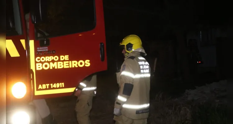 Equipes do Corpo de Bombeiros foram acionados até o local e interromperam o avanço do fogo